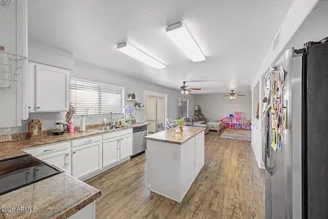 Kitchen - 2115 E Cielo Grande Ave, Phoenix, AZ 85024 photo 2 of 3