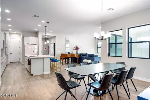 Dining - 917 E Buist Ave, Phoenix, AZ 85042 photo 1 of 2