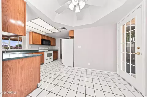 Kitchen - 2059 E Brown Rd #16, Mesa, AZ 85213 photo 4 of 5