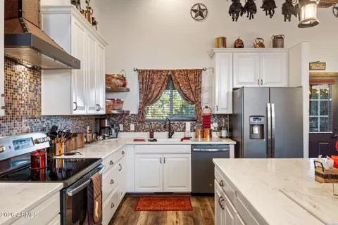 Kitchen - 2207 Four Point Cir, Overgaard, AZ 85933 photo 4 of 4