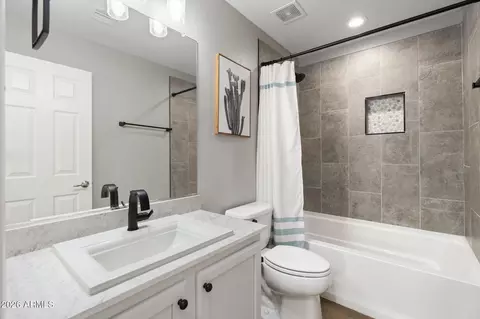 Bath - 3965 E Melinda Dr, Phoenix, AZ 85050 photo 4 of 4
