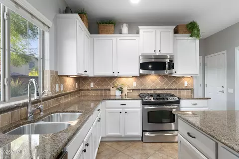 Kitchen - 3965 E Melinda Dr, Phoenix, AZ 85050 photo 4 of 6