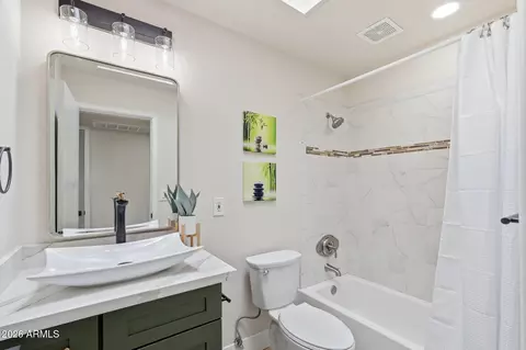 Bath - 2617 W Lawrence Rd, Phoenix, AZ 85017 photo 1 of 2