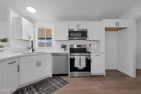 2547 E Tonto Ln, Phoenix, AZ 85050 photo 9