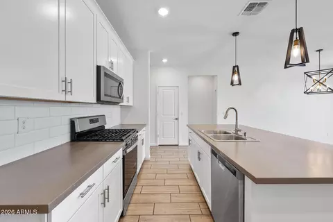 Entry Way - 4121 S 67th Dr, Phoenix, AZ 85043 photo 5 of 10
