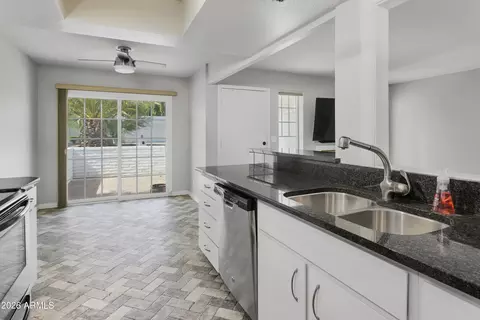Kitchen - 628 E Boca Raton Rd, Phoenix, AZ 85022 photo 4 of 4