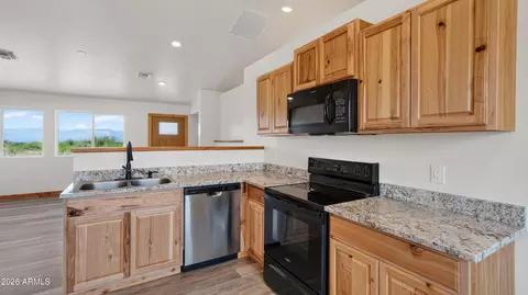 Kitchen - 7923 E Bloomfield Rd, Hereford, AZ 85615 photo 4 of 4