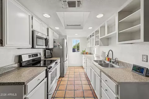Kitchen - 3821 E Wethersfield Rd, Phoenix, AZ 85032 photo 2 of 3
