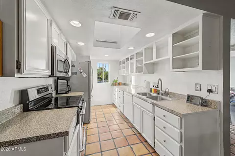 Kitchen - 3821 E Wethersfield Rd, Phoenix, AZ 85032 photo 1 of 3