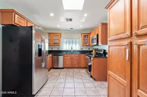 Kitchen - 4349 E Chuckwalla Cyn, Phoenix, AZ 85044 photo 1 of 2