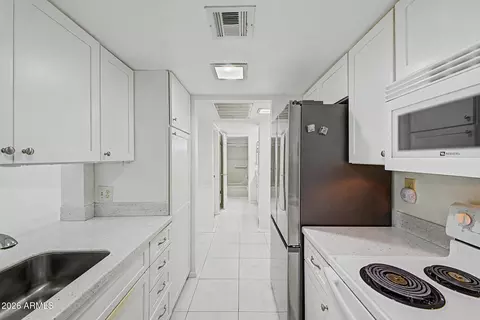 Kitchen - 3033 E Devonshire Ave #1021, Phoenix, AZ 85016 photo 2 of 2