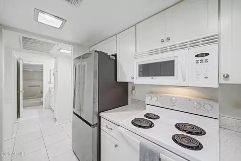 Kitchen - 3033 E Devonshire Ave #1021, Phoenix, AZ 85016 photo 1 of 2