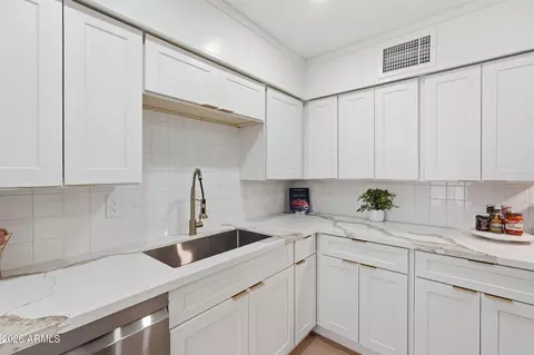 Kitchen - 2047 E Virginia Ave, Phoenix, AZ 85006 photo 3 of 5