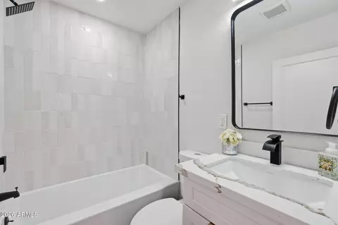 Bath - 2047 E Virginia Ave, Phoenix, AZ 85006 photo 3 of 4