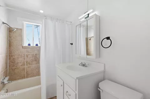 Bath - 2047 E Virginia Ave, Phoenix, AZ 85006 photo 4 of 4