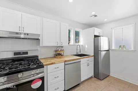 Kitchen - 2047 E Virginia Ave, Phoenix, AZ 85006 photo 4 of 5