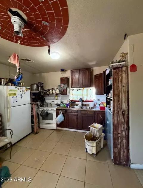 Kitchen - 1709 Encinas Ln, Phoenix, AZ 85040 photo 2 of 9