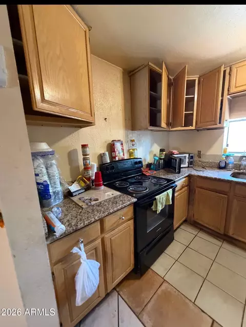 Kitchen - 1709 Encinas Ln, Phoenix, AZ 85040 photo 9 of 9