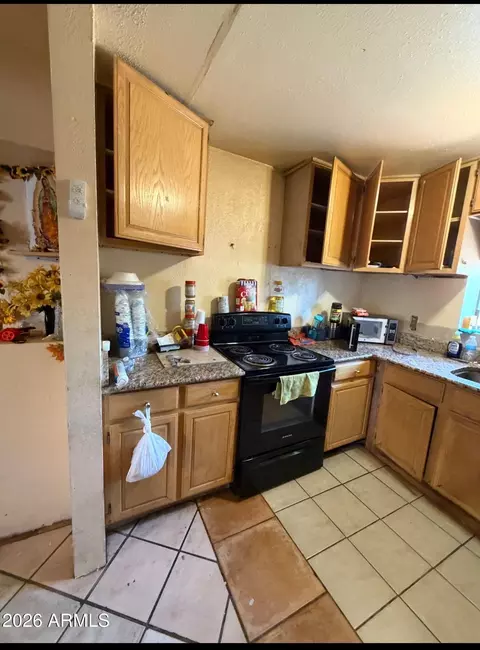 Kitchen - 1709 Encinas Ln, Phoenix, AZ 85040 photo 8 of 9