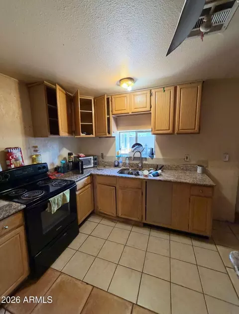 Kitchen - 1709 Encinas Ln, Phoenix, AZ 85040 photo 7 of 9