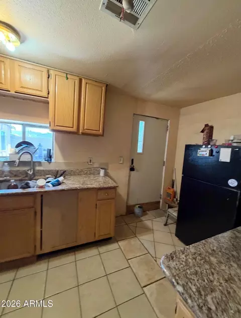 Kitchen - 1709 Encinas Ln, Phoenix, AZ 85040 photo 6 of 9