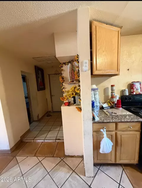 Entry Way - 1709 Encinas Ln, Phoenix, AZ 85040 photo 3 of 5