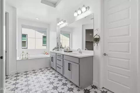 Bath - 1421 E Donato Ct, Gilbert, AZ 85298 photo 2 of 3