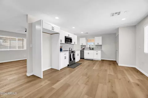 Entry Way - 3117 W Pershing Ave, Phoenix, AZ 85029 photo 2 of 3