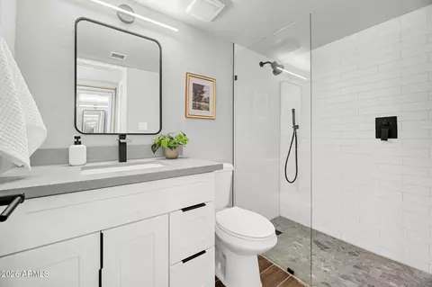 Bath - 7 E Loma Ln, Phoenix, AZ 85020 photo 1 of 2