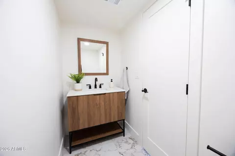 Bath - 77 E Missouri Ave #64, Phoenix, AZ 85012 photo 2 of 13