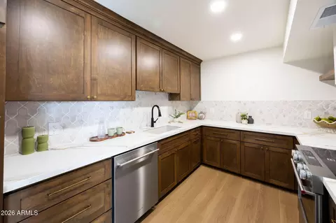 Kitchen - 77 E Missouri Ave #64, Phoenix, AZ 85012 photo 1 of 4
