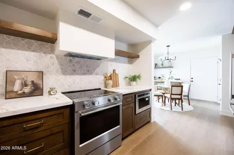 Kitchen - 77 E Missouri Ave #64, Phoenix, AZ 85012 photo 3 of 4