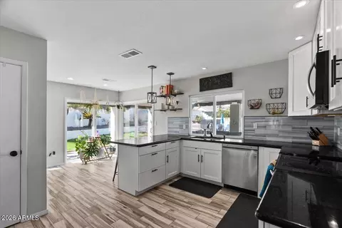 2318 E Yucca St, Phoenix, AZ 85028 photo 4