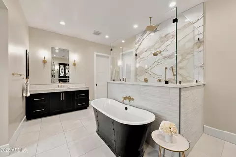 Bath - 1144 W Lawrence Ln, Phoenix, AZ 85021 photo 2 of 6