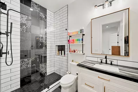 Bath - 1144 W Lawrence Ln, Phoenix, AZ 85021 photo 4 of 6