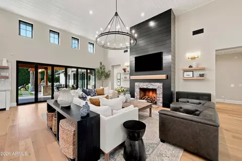Living - 1144 W Lawrence Ln, Phoenix, AZ 85021 photo 1 of 3