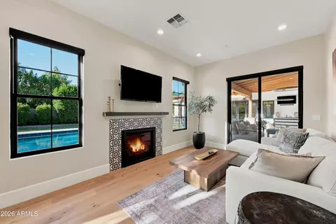 Living - 1144 W Lawrence Ln, Phoenix, AZ 85021 photo 3 of 3