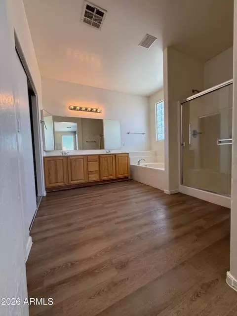 Bath - 4224 S 76th Ave, Phoenix, AZ 85043 photo 2 of 5