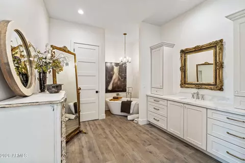 Bath - 1811 E Claremont St, Phoenix, AZ 85016 photo 2 of 6