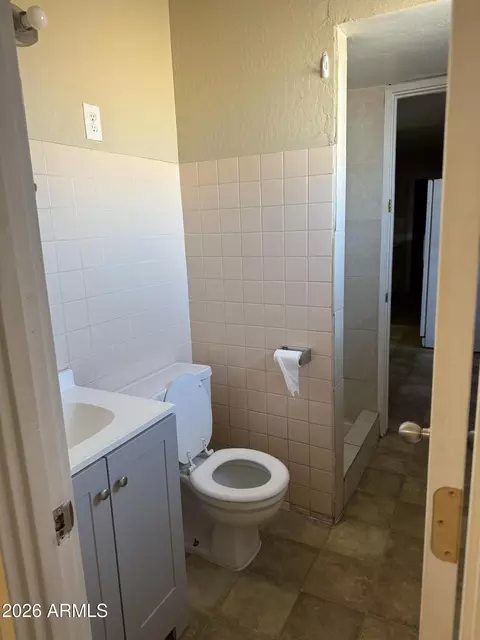 Bath - 6011 N 33rd Ave, Phoenix, AZ 85017 photo 3 of 4