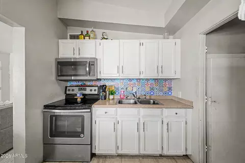 Kitchen - 1817 N 38th Dr, Phoenix, AZ 85009 photo 2 of 2