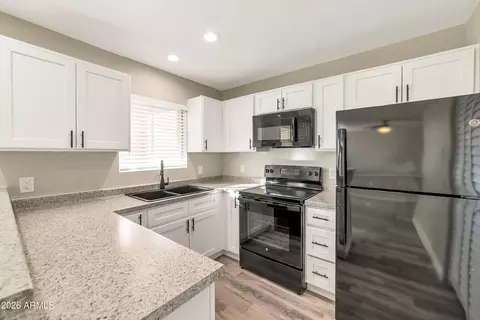 Kitchen - 2726 E Beck Ln, Phoenix, AZ 85032 photo 2 of 2