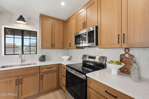 Kitchen - 8344 N 21st Dr #I211, Phoenix, AZ 85021 photo 4 of 6