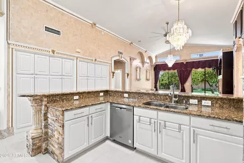 Kitchen - 718 E Orangewood Ave, Phoenix, AZ 85020 photo 4 of 6