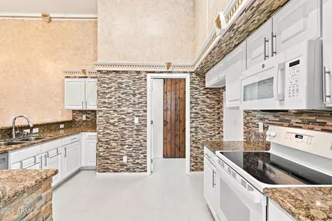 Kitchen - 718 E Orangewood Ave, Phoenix, AZ 85020 photo 2 of 6