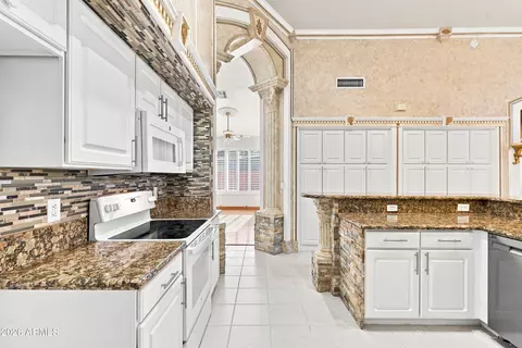 Kitchen - 718 E Orangewood Ave, Phoenix, AZ 85020 photo 5 of 6