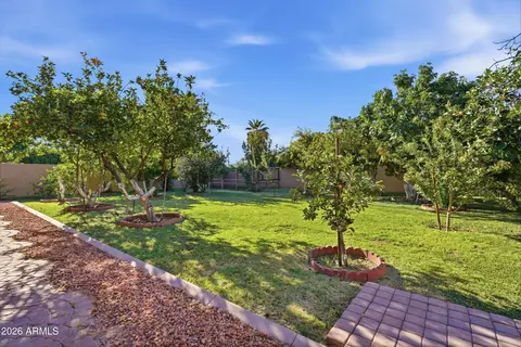 Exterior - 718 E Orangewood Ave, Phoenix, AZ 85020 photo 5 of 8