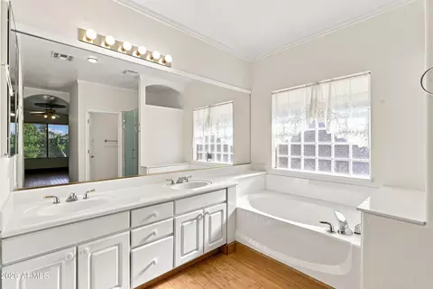 Bath - 718 E Orangewood Ave, Phoenix, AZ 85020 photo 3 of 4