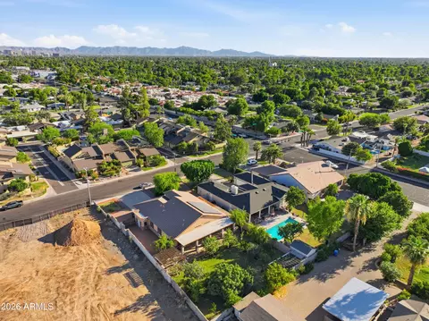 View/Area - 718 E Orangewood Ave, Phoenix, AZ 85020 photo 2 of 10