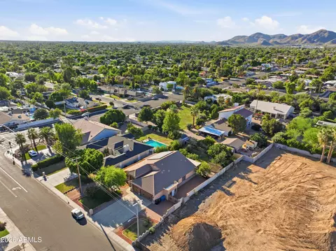 View/Area - 718 E Orangewood Ave, Phoenix, AZ 85020 photo 3 of 10